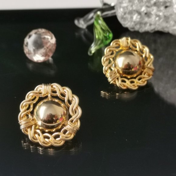 Vintage Curb Link Chain Domed Button Clip on Earring - Picture 2 of 6